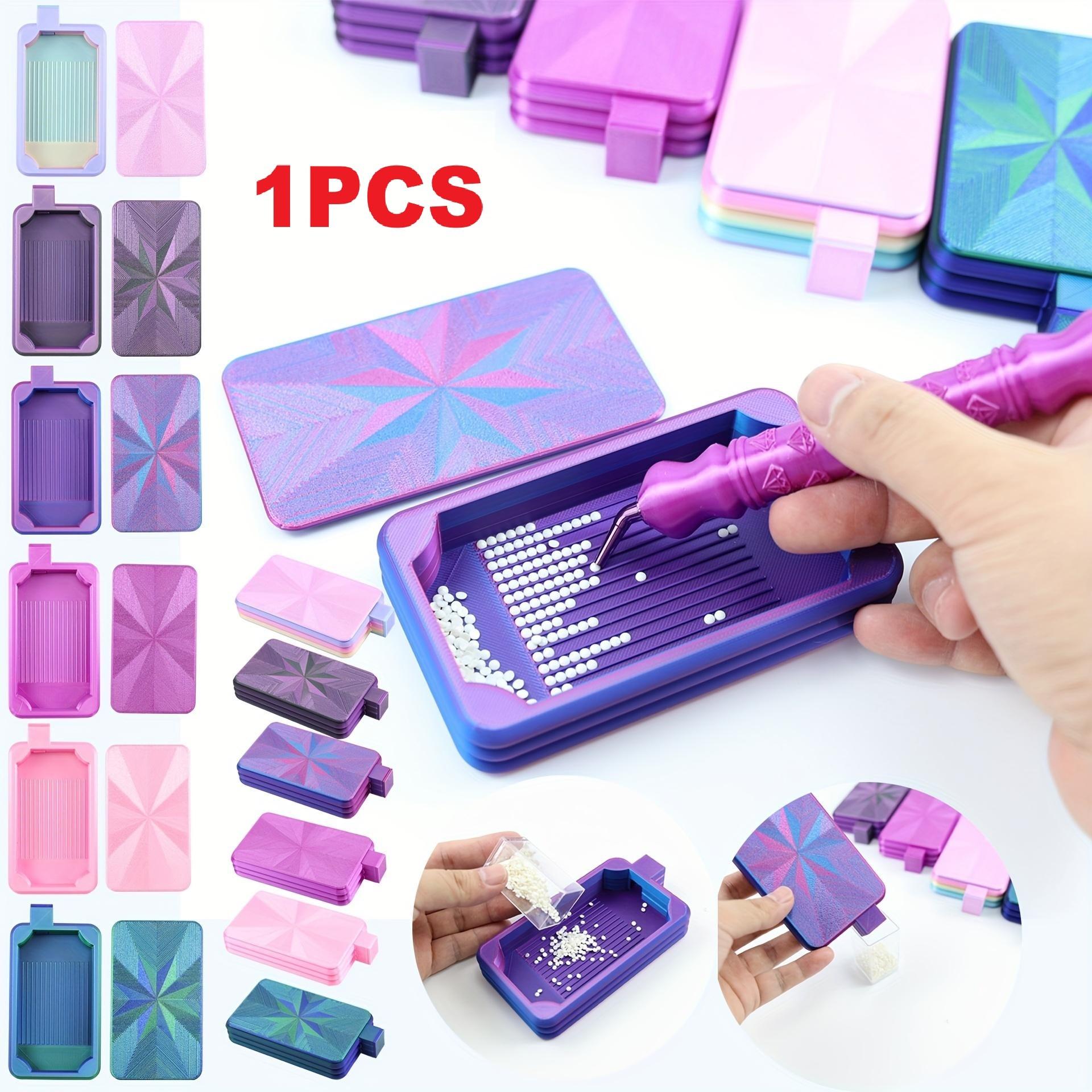 Embroidery Kit Starter - 1個入り カラフルな新しいダイヤモンドペインティングトレイ 蓋付き、ダイヤモンドペインティング収納トレイと蓋のデザイン、ダイヤモンドペインティングアクセサリーとツール、5Dダイヤモンドペインティングキットに適した簡単にビーズを注ぐことができるトレイ
