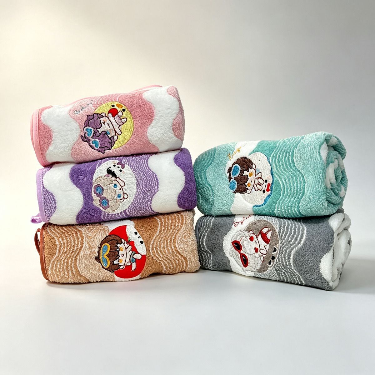Embroidery Kit - アニメ「ラブアンドディープスペース」コーラルフリースハンドタオル 可愛いQ刺繍入り 柔らか吸水性抜群 バスルーム用 デイリーグッズ ギフト