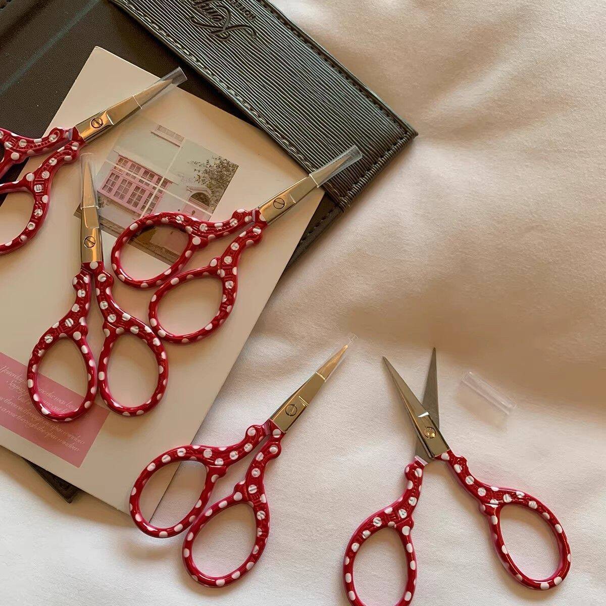 Embroidery Scissors Small - レトロなコンパクトな刺繍糸用家庭用ミニハサミ、高級感のある赤い水玉模様の小型ハサミ