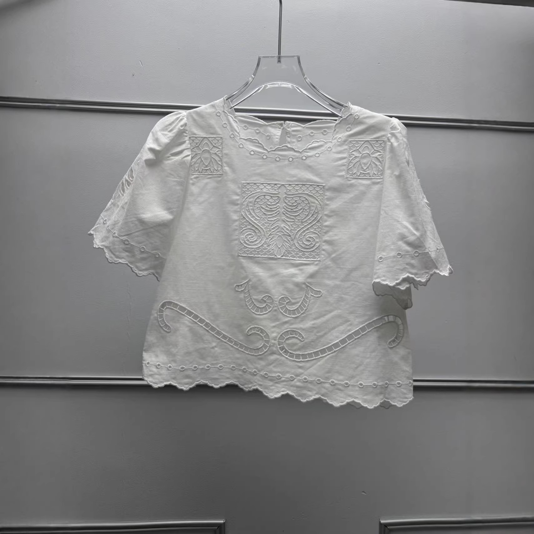 スリム効果のある透かし刺繍入りトップスとミディスカートのファ - Embroidery Effect のレビューと価格