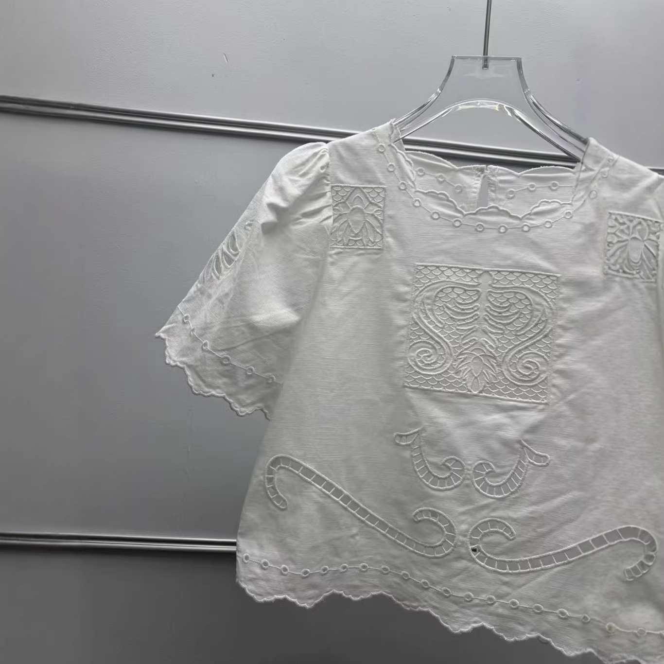 スリム効果のある透かし刺繍入りトップスとミディスカートのファ - Embroidery Effect のレビューと価格