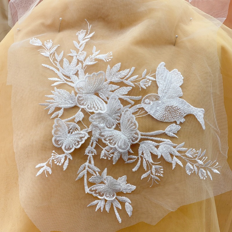 精巧なゴールドピンクメタルブルーホワイト3D蝶ビーズレースア - Embroidery Gold のレビューと価格
